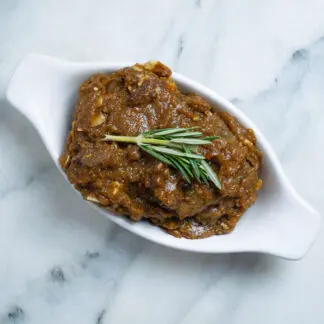 Gestoofde plak van 200 gram gestoofde runder sukade in rode wijnjus